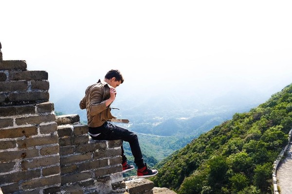 Dream come true. Always wanted to visit the wall and it lived up to every expectation begitu caption fotonya. Inilah saat Tom Holland di Tembok Besar China (tomholland2013/Instagram) Dream come true. Always wanted to visit the wall and it lived up to every expectation begitu caption fotonya. Inilah saat Tom Holland di Tembok Besar China (tomholland2013/Instagram)