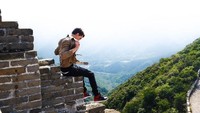 Dream come true. Always wanted to visit the wall and it lived up to every expectation begitu caption fotonya. Inilah saat Tom Holland di Tembok Besar China (tomholland2013/Instagram)