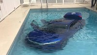 Si pengendara dikabarkan tidak menyadari kalau mobilnya belum terparkir dengan baik di taman hingga akhirnya tercebur ke sebuah kolam renang daerah Florida. Foto: Kantor Sherif Okaloosa County