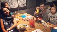 Selain seafood, semangkuk ramen hangat jadi salah satu makanan favorit Oka dengan keluarganya. Duh, harmonis sekali, ya? Foto: Instagram @oks_antara