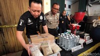 Polisi menunjukkan barang bukti yang disita dari pabrik tersebut dalam jumpa pers di Jakarta, Kamis (3/5).