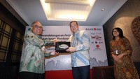 Dalam perjanjian kerjasama itu turut hadir Direktur Utama Bank DKI Kresno Sediarsi bersama Direktur Pelayanan BPJS Ketenagakerjaan Krishna Syarif. Foto: dok. BPJS Ketenagakerjaan