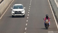 Meski dilarang para pemotor ini masih saja menerobos JLNT.