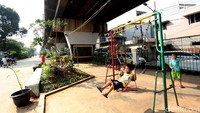 RPTRA tersebut dilengkapi denganberbagai macam permainan anak.