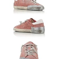 Brand bernama Golden Goose, karya desainer asal Italia, Francesca Rinaldo dan Alessandro Gallo menjual sneakers usang mulai dari US$ 114 sampai US$ 655 atau sekitar Rp 1,5 juta sampai Rp 8,7 juta. Foto: Ist.