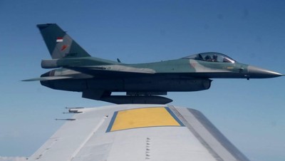 F-16 TNI AU Paksa Turun Pesawat Asing di Natuna