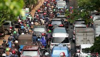 Untuk jarak 4 Km dari Pasar Gembrong Hingga Kota Kasablanka ditempuh dengan motor dalam waktu 1 jam.