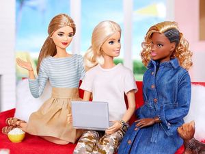 Seniman Wanita Ini Mutilasi Boneka Barbie Jadi Perhiasan