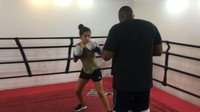 Yang mengagumkannya lagi, gadis bertubuh mungil itu juga jago boxing. Foto: Instagram @isabelamoner