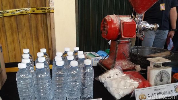 Pabrik Ciu Rumahan di Tambora Berkedok Produksi Air Mineral