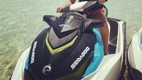 Ada yang mau main jetski bersama sang kapten, Henderson? (Jhenderson/Instagram)