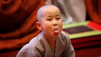 Usai digunduli, para biksu cilik ini langsung beraksi di depan kamera. REUTERS/Kim Hong-Ji.
