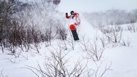 Mike tak melewatkan seru-seruan sambil snowboarding (mike_lewis/Instagram)