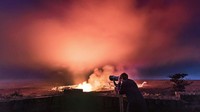 CNN Travel mengeluarkan daftar gunung api paling fotogenik. Salah satunya Kilauea di Hawaii dengan danau lavanya yang populer. Biasanya fotografer datang untuk memotret indahnya perpaduan danau lava itu dengan langit malam penuh bintang (NPS Photo/Janice Wei) 