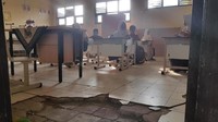 10 Murid SD Bantarpanjang, Cikeusal, Kabupaten Serang mengikuti hari pertama Ujian Nasional (UN). Mereka ujian di tengah bangunan retak dan langit-langit yang bolong. Bahtiar/detikcom.