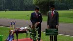 Potret Jokowi dan Sultan Brunei Tanam Pohon Perdamaian