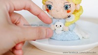 Karakter puteri Elsa di film Frozen ternyata bisa dibuat dengan media nasi. Dengan gaun berwarna biru serta rambut berwarna kuning, Elsa tampak sedang memegang Olaf. Foto: Instagram peaceloving_pax