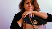 Selena Gomez merupakan seorang aktris sekaligus penyanyi terkenal. Suaranya yang manis dan tajam membuatnya menjadi salah satu vokalis paling populer di dunia. Sayangnya, lupus telah mengambil alih tubuhnya, penyakit autoimun yang menyebabkan sistem kekebalan tubuh menyerang organ dan jaringan sehat lainnya. Foto: Instagram @selenagomez