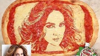 Bukan cuma bundar, pizza bentuk kotak juga dibuat Matteo. Kali ini diva pop dunia yang sexy, Jennifer Lopez, jadi inspirasinya. Foto: Instagram masapizzart