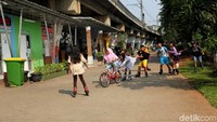 Sejumlah anak-anak tampak bermain bersama di lokasi RPTRA.