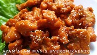  Walau tidak memakai sayuran, ayam asam manis buatan @veronikaenzo ini menarik perhatian karena ditaburi wijen. Foto: Istimewa