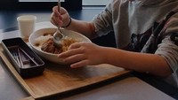 Ia juga menyukai menu-menu makanan khas Jepang (mike_lewis/Instagram)