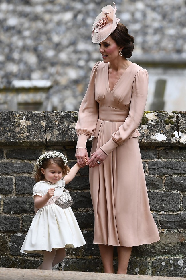 Tampil segar dibalut gaun lainnya dari Alexander McQueen. Warna dusty pink terlihat cantik dipakai Kate ketika pernikahan adiknya, Pippa Middleton di 2017. Foto: Getty Images