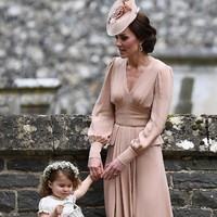 Tampil segar dibalut gaun lainnya dari Alexander McQueen. Warna dusty pink terlihat cantik dipakai Kate ketika pernikahan adiknya, Pippa Middleton di 2017. Foto: Getty Images