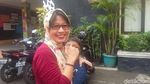 Foto: Susi Ferawati Tunjukkan Gelang yang Disebut #GelangKode