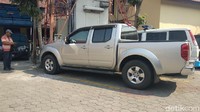 Sepekan setelahnya, KPK menyita Nissan Navara Frontier warna silver nopol S 9009 TN. Mobil tersebut diambil dari rumah Karnolo, kolega MKP asal Kecamatan Mojosari. (Foto: Enggran Eko Budianto/detikcom)