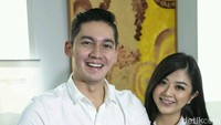 Bahagianya Franda dan Samuel Zylgwyn dikaruniai buah hati. Bayi berjenis kelamin perempuan itu diberi nama Zlyvechia Ecclesie Heckenbucker. Foto: Ismail/detikHOT