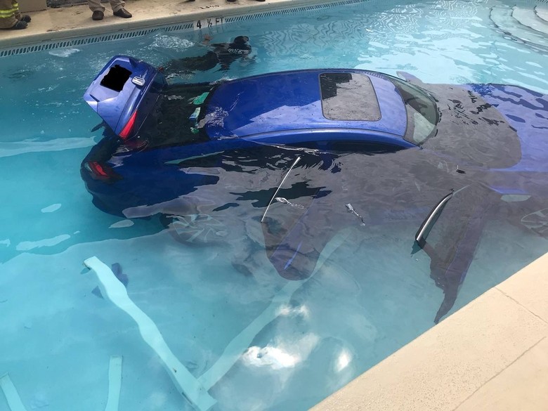 Mobil nyemplung di kolam berenang. Foto: Istimewa Mobil nyemplung di kolam berenang. Foto: Istimewa