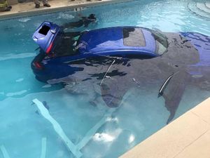 Begini Kalau Mobil Tidak Diparkir dengan Baik, Jadi Berenang Deh