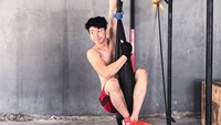 Olahraga yang ia lakukan untuk menambah massa ototnya adalah angkat beban karena menurut pria dengan tinggi 184 cm ini ia tergolong orang dengan tipe badan ektomorf. (Foto: Instagram/abibayu)