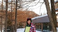 Kenzou pun begitu menikmati liburannya di Hokkaido (mike_lewis/Instagram)