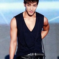 Jun.K 2PM dikenal punya badan kekar. Selain lengan yang berotot dan perut sixpack, pemilik nama asli Kim Min-jun ini pun menarik perhatian wanita karena dadanya yang bidang. Siapa yang paling bikin kamu paling ingin bersandar? (Foto: Istimewa)