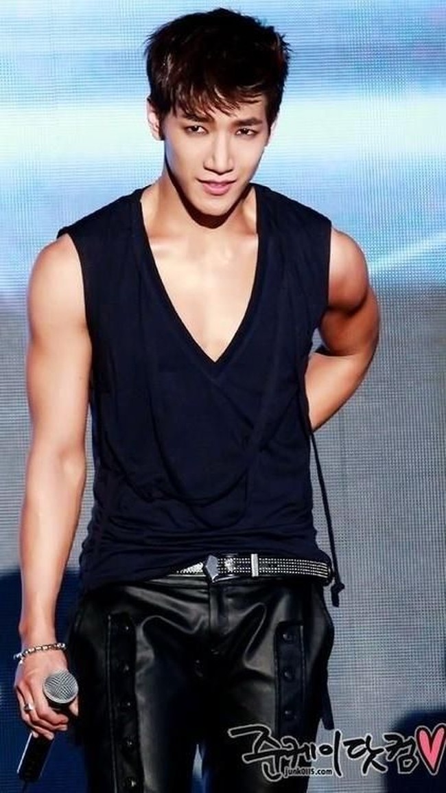 Jun.K 2PM dikenal punya badan kekar. Selain lengan yang berotot dan perut sixpack, pemilik nama asli Kim Min-jun ini pun menarik perhatian wanita karena dadanya yang bidang. Siapa yang paling bikin kamu paling ingin bersandar? (Foto: Istimewa)