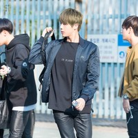 Penyanyi dengan julukan Worldwide Handsome berikut dikenal dengan dadanya yang lebar. Dada Jin BTS memang terlihat sangat lebar apalagi jika dilihat dari belakang dan pakai busana pas badan. Para fans pun menebak jika dada pemilik nama asli Kim Seok Jin ini punya lebar sekitar 46 cm. (Foto: Istimewa)