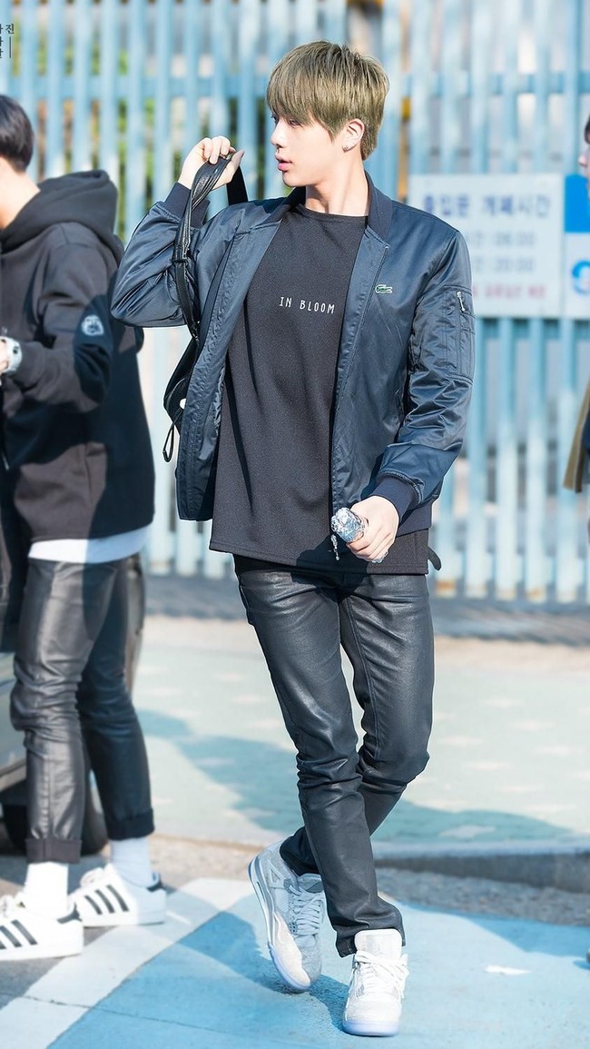 Penyanyi dengan julukan Worldwide Handsome berikut dikenal dengan dadanya yang lebar. Dada Jin BTS memang terlihat sangat lebar apalagi jika dilihat dari belakang dan pakai busana pas badan. Para fans pun menebak jika dada pemilik nama asli Kim Seok Jin ini punya lebar sekitar 46 cm. (Foto: Istimewa)