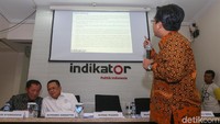 Populasi survei ini adalah warga negara Indonesia (WNI) yang telah memiliki hak pilih, yakni yang sudah berusia 17 tahun atau lebih atau sudah menikah ketika survei dilakukan. Indikator Politik Indonesia mengumpulkan data dengan wawancara lewat tatap muka.