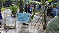 Berbagai tulisan juga dipajang yaitu Selamat Datang Di Kampung Wahangan Saat, Selamat Menikmati Hasil Pajak Kami serta beragam tulisan protes lainnya. Aksi itu ditegaskan warga sebagai bentuk protes kepada pemerintah Kabupaten Sukabumi. (Foto: Syahdan Alamsyah/detikcom).