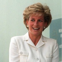 Salah satu tren fashion paling ikonik yang dipopulerkan Putri Diana adalah shoulder pads, sehingga membuat media kala itu menyebutnya tren Dynasti Di. Foto: Getty Images