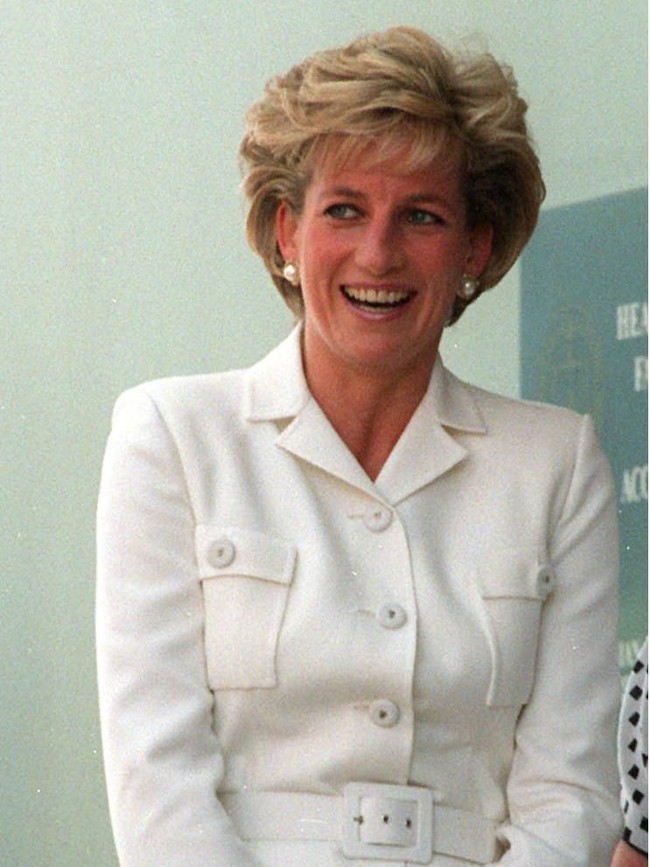 Salah satu tren fashion paling ikonik yang dipopulerkan Putri Diana adalah shoulder pads, sehingga membuat media kala itu menyebutnya tren Dynasti Di. Foto: Getty Images