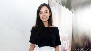 Senyum Manis Anggika Bolsterli
