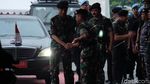 Foto: Jokowi Berbaju Loreng dan Berbaret