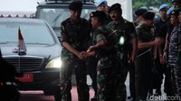 Hormat senjata mengiringi kedatangan Jokowi. Setelah memberikan hormat, Jokowi dan Hadi memasuki Gedung Soedirman.