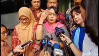 Pengacara Fera, Muannas Alaidid, memberi tanggapan soal pembahasan gelang kode. Muannas mengatakan gelang yang dipakai Fera berasal dari Madinah, Arab Saudi, yang dibeli saat umrah. Dia mengatakan Fera pun tak mengenal dengan korban persekusi lainnya. (Foto: Kanavino Ahmad Rizqo/detikcom)