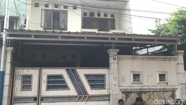 Polda Metro Bongkar Pabrik Ciu Rumahan di Tambora Polda Metro Bongkar Pabrik Ciu Rumahan di Tambora