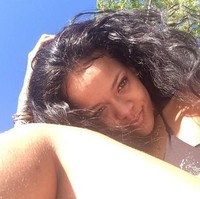 Sukses mengundang perhatian, foto tersebut lantas mendapatkan 3,1 juta likes dan 35 ribu komentar. Tapi bukan keseksiannya yang menyita atensi netizen, melainkan  bulu kaki dan stretch mark di bagian paha Rihanna. (Foto: Instagram/Rihanna)