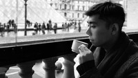 Roy memilih segelas teh hangat untuk menghangatkan tubuh di tengah musim dingin di Paris. Minum tehnya kok sambil bengong sih? Foto: instagram @roykiyoshi